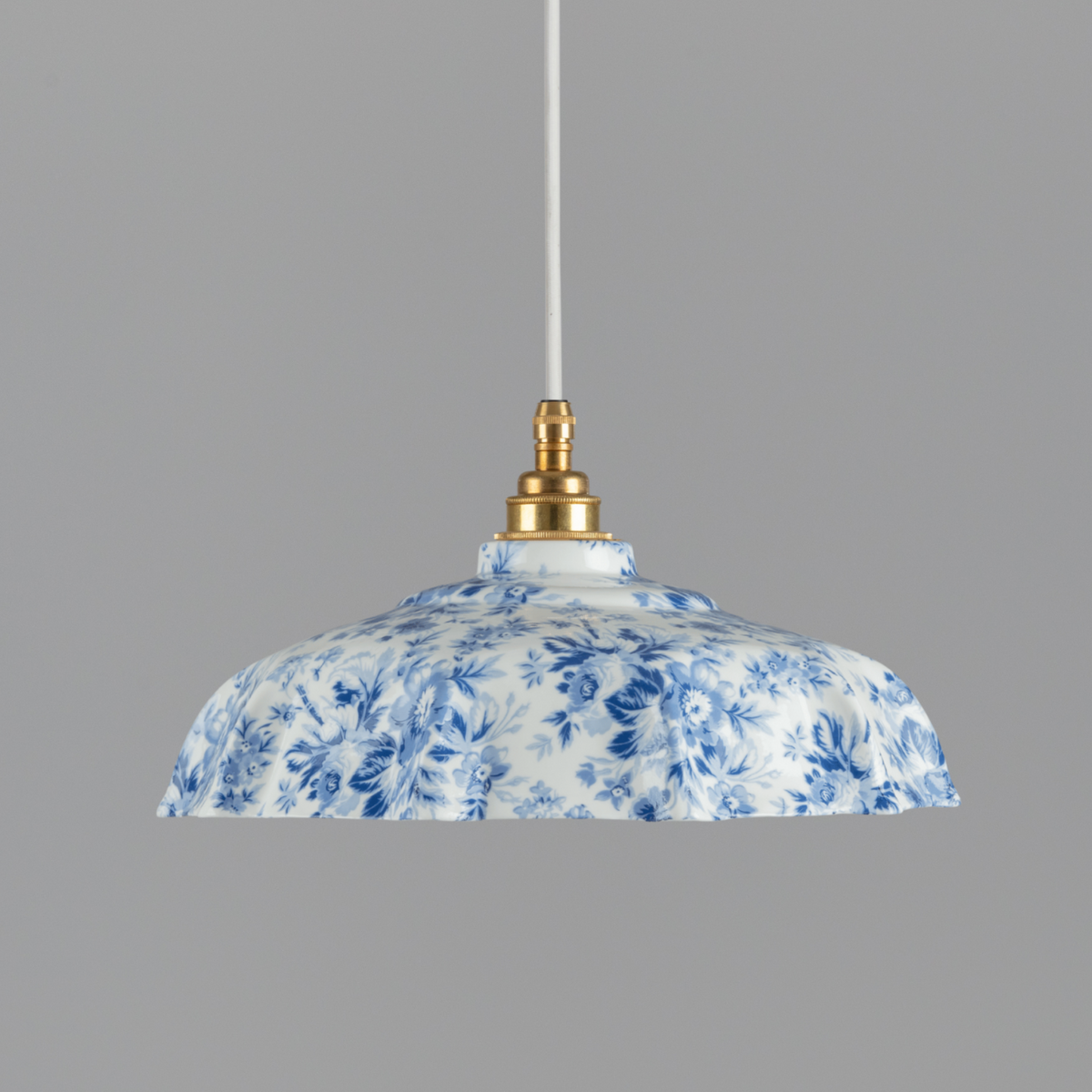 Campbell Delft Époque Florale Pendant | Handcrafted Bone China