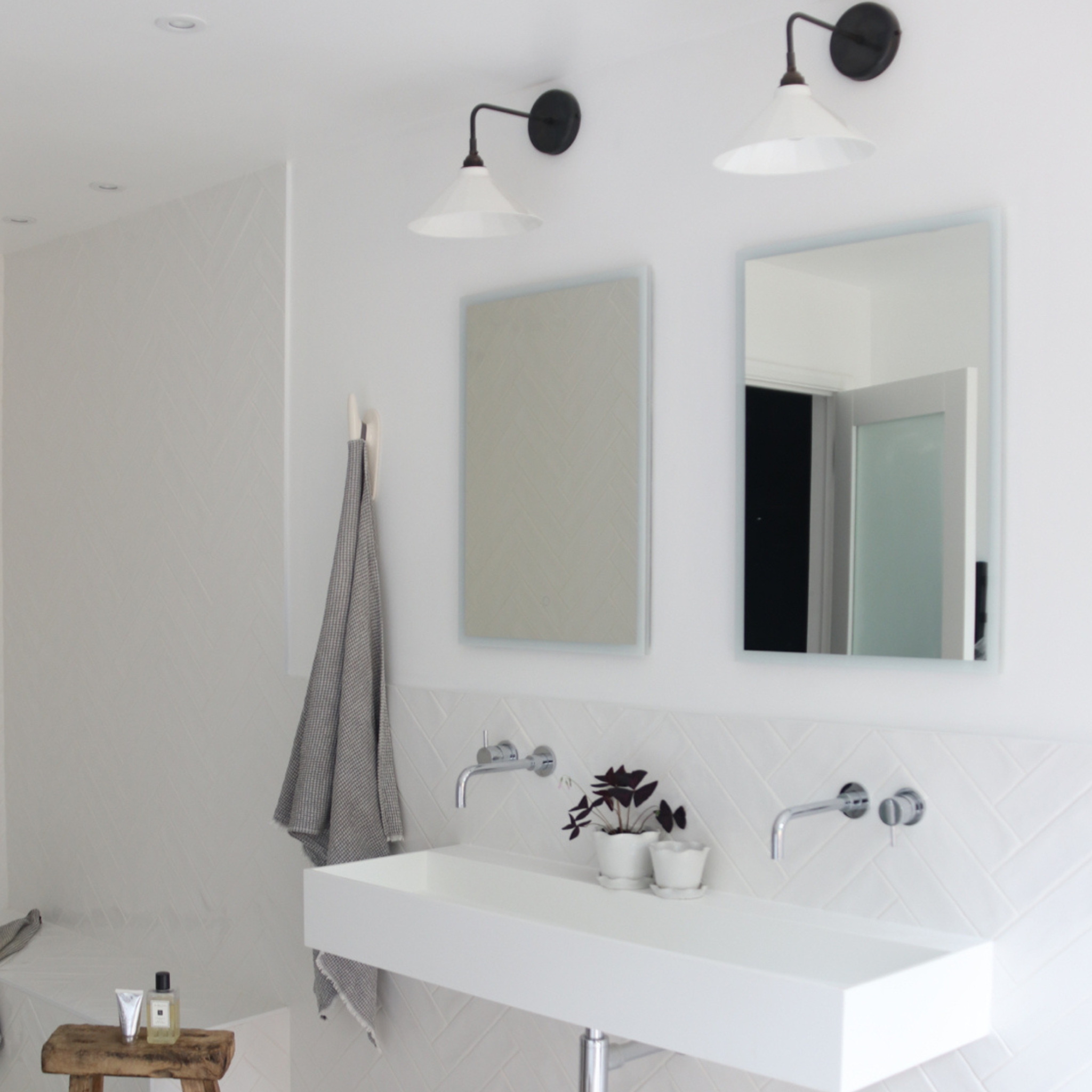 BATHROOM Adelaide White Gloss Wall Light